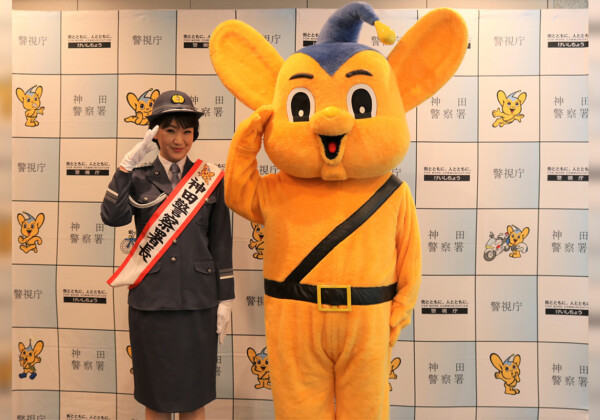 演歌歌手の市川由紀乃が、神田警察署の一日警察署長に就任／秋の交通安全を呼びかけ、アトラクションで熱唱
