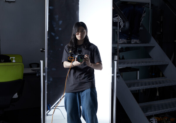 小林私がTVアニメ『アルネの事件簿』EDテーマの新曲「人形の街」を配信リリース／本日Music Videoが公開