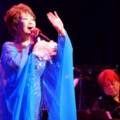 秋元順子バースデーコンサート、円熟の歌声とユーモアで 全 23 曲熱唱！ 新曲「北の防人」MV も公開