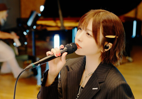 愛美「CROWNED」スタジオライブ