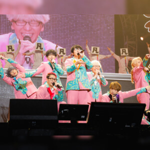 超人的シェアハウスストーリー『カリスマ』ライブツアー『カリスマガンボツアー』レポートが到着／TVアニメ化発表にカリスマ声優も凡人も大歓喜