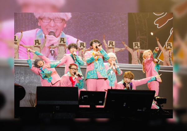 超人的シェアハウスストーリー『カリスマ』ライブツアー『カリスマガンボツアー』レポートが到着／TVアニメ化発表にカリスマ声優も凡人も大歓喜