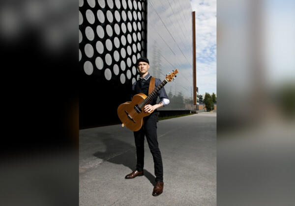 アコースティック・ギターで音楽を自在に操るマエストロ ペッテリ・サリオラ 約9年ぶりの来日公演が決定／本人コメントも到着