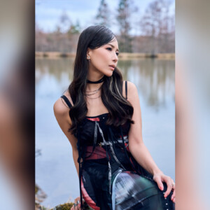 ロックギタリストSAKI メジャーデビューアルバム『PLUVIA』新アー写、KV公開、イベント決定