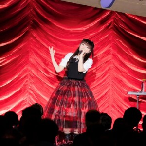 堀江由衣 初のディナーショーは観客も「謎解き」に巻き込まれる展開に 「堀江由衣 謎解きはディナーショーの途中で 2026」東京夜公演