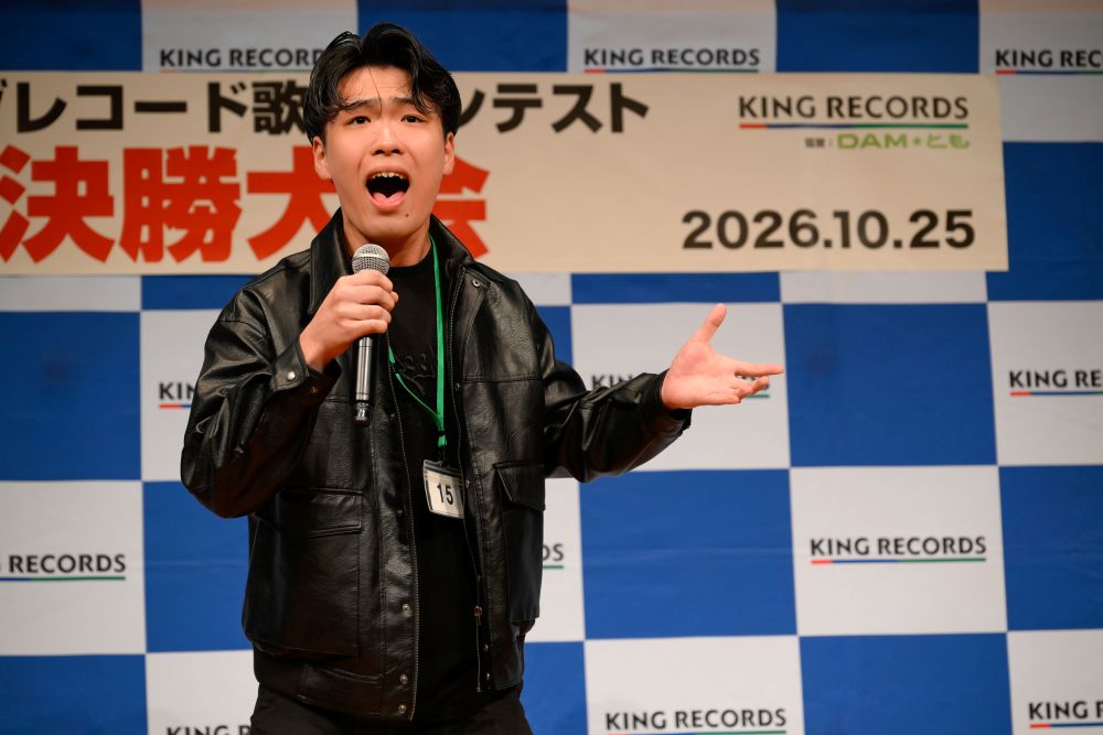 グランプリ受賞の梶本さん歌唱シーン